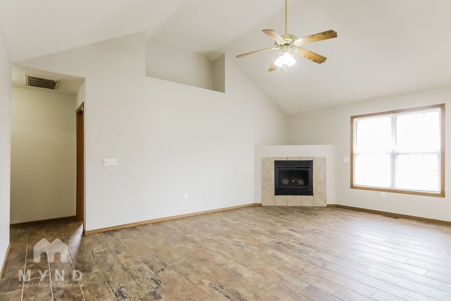 Building Photo - 418 N Century Ave