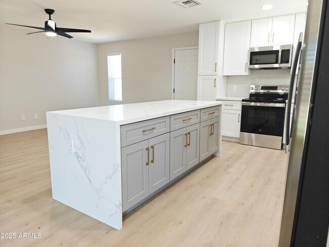 Building Photo - 2839 W Villa Maria Dr