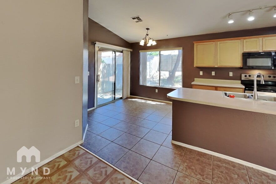 Building Photo - 2018 E Calle Arroyo Lindo