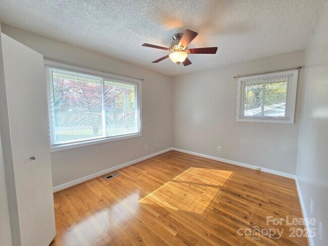 Building Photo - 910 Holly Dr