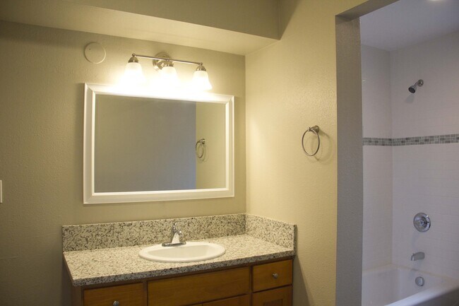 Building Photo - 2bed/2bath, W/D in unit, garage, and all d...