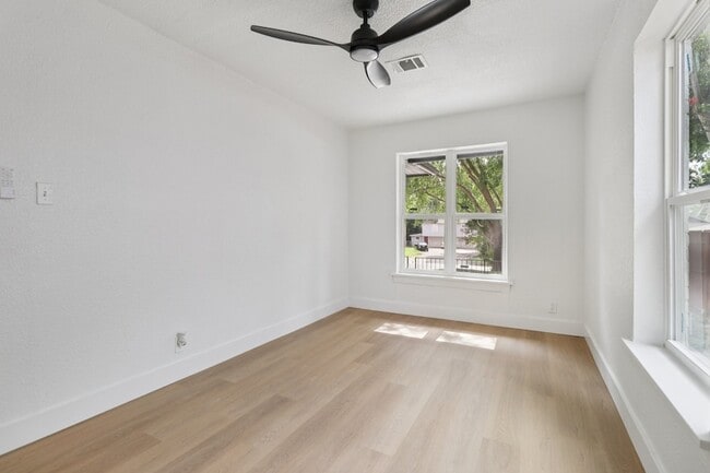 Building Photo - 1105 N Sylvania Ave