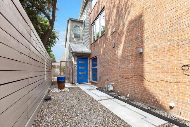 Building Photo - 1222 Marconi St