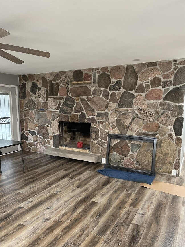 Building Photo - 2224 Oakwood Dr