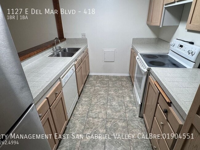 Building Photo - 1127 E Del Mar Blvd