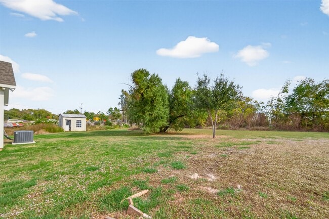 Building Photo - 1009 Niagara St