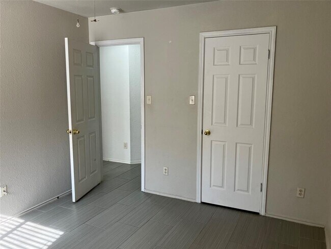 Building Photo - 1209 Wood Creek Dr