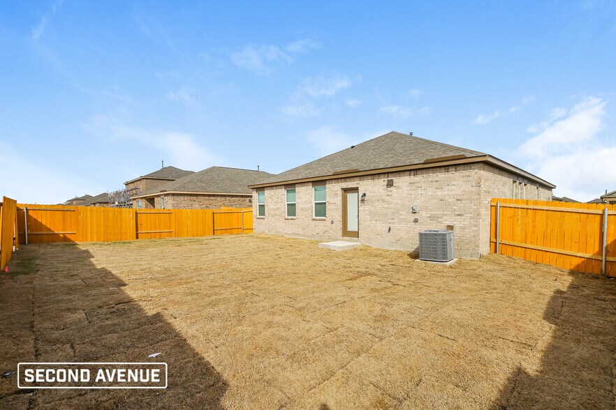 Building Photo - 2009 Meadow Dr