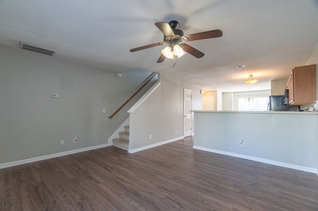 Building Photo - Townhome in a great location!