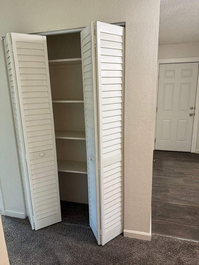 Building Photo - 3-bedroom, 2-bathroom home in Redding Updated Interior!