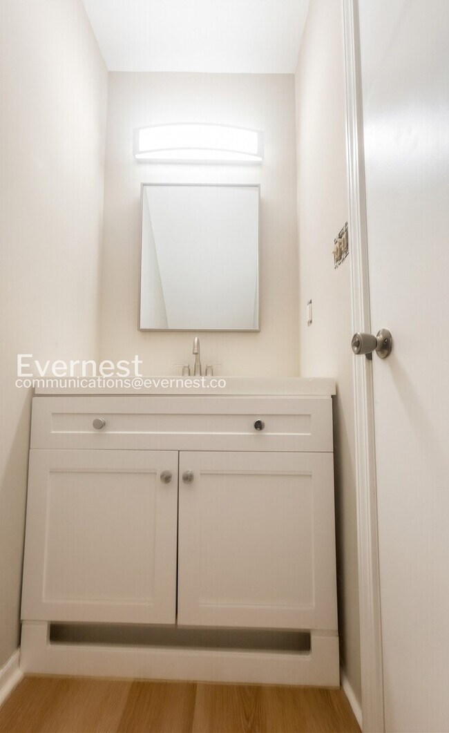 Building Photo - 2 Bed/2.5 Bath Town Home with Off-Street Parking / Available Soon!