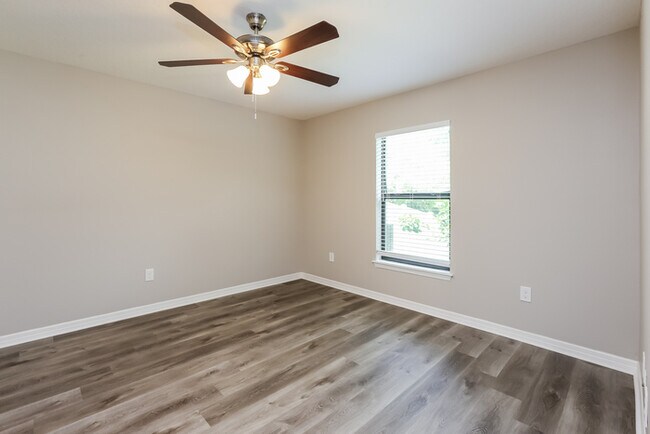 Building Photo - Inviting 3-Bedroom, 2-Bath Home in Ruskin, FL