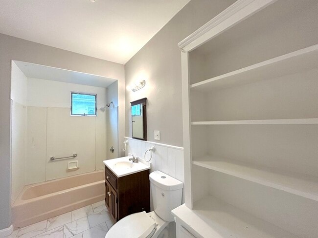 Building Photo - 93 Goddard St