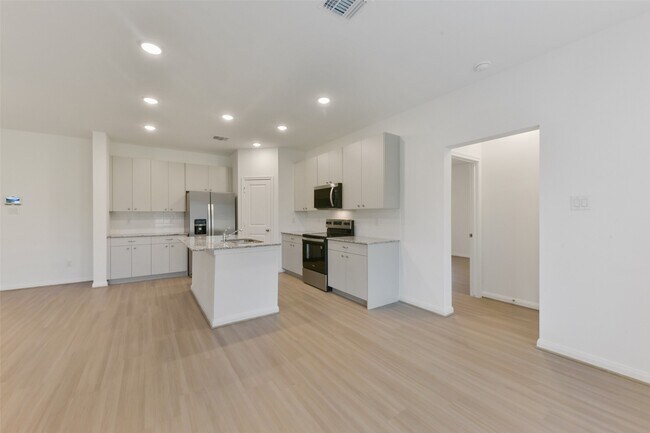 Building Photo - 13602 Pine Dr