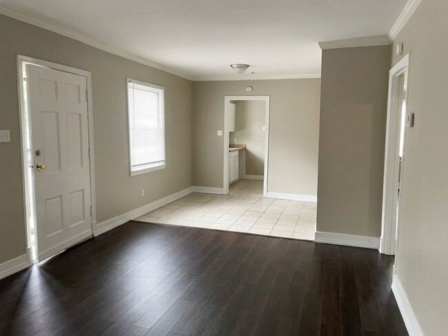Building Photo - Charming & Fully Refreshed 2BR/1BA Near the University District – Move-In Ready!