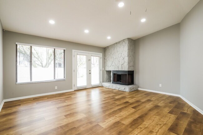 Building Photo - 1960 Oak Twist Ct