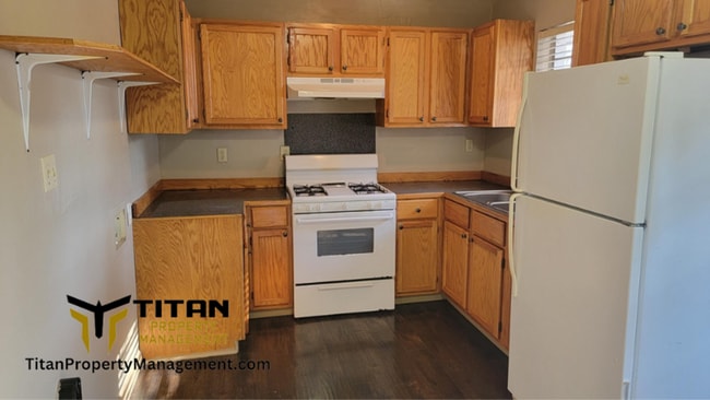 Building Photo - 2 Bed/1 Bath Townhouse with 2 Closets in Main Bedroom!