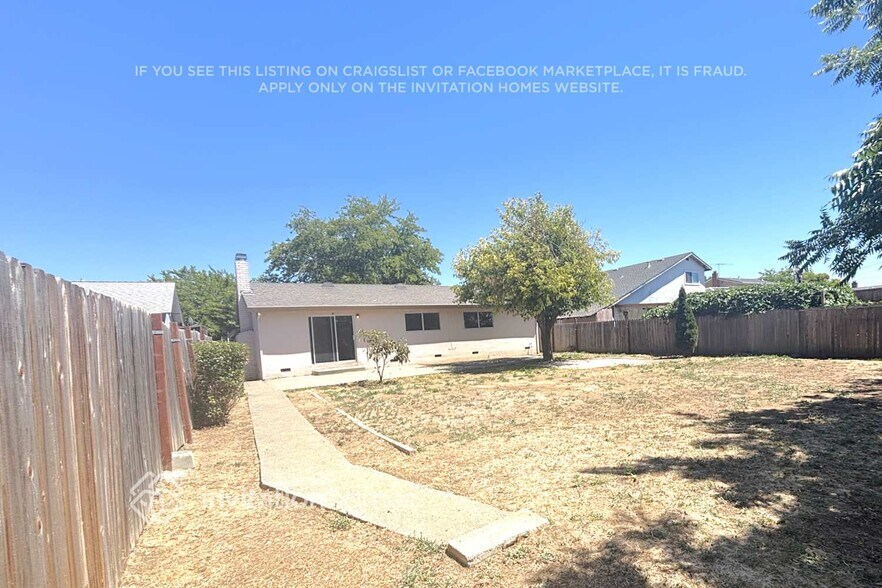 Building Photo - 525 Falcon Dr