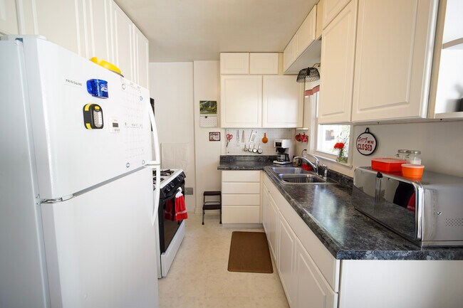 Kitchen - 1310 W 7th St