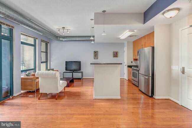 Building Photo - 1390 Kenyon St NW