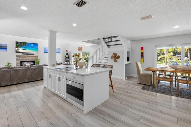 Building Photo - 6701 Hillside Ln