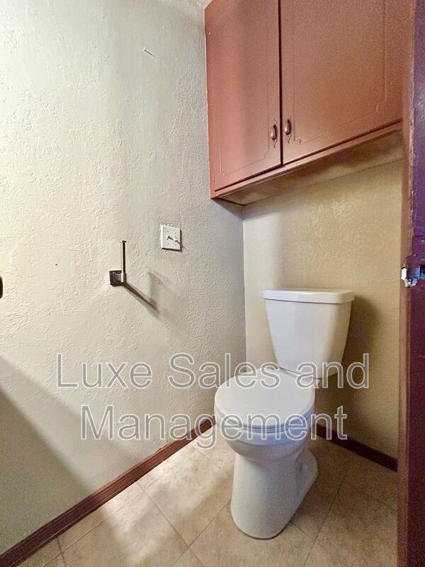 Building Photo - 605 Moraine Ave