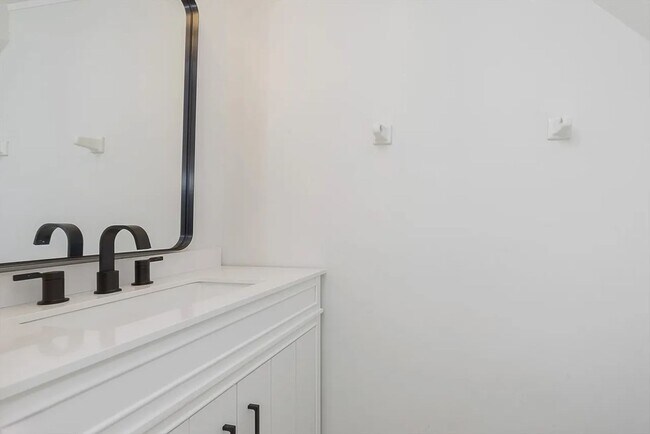 Building Photo - Renovated Duplex: Move-In Ready! 3 Bed, 1....