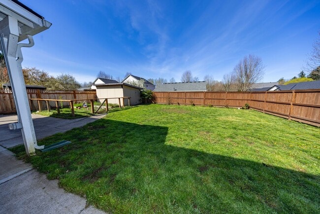 Building Photo - 5 Bedroom home, 2488sf with Central Air. Fenced Yard