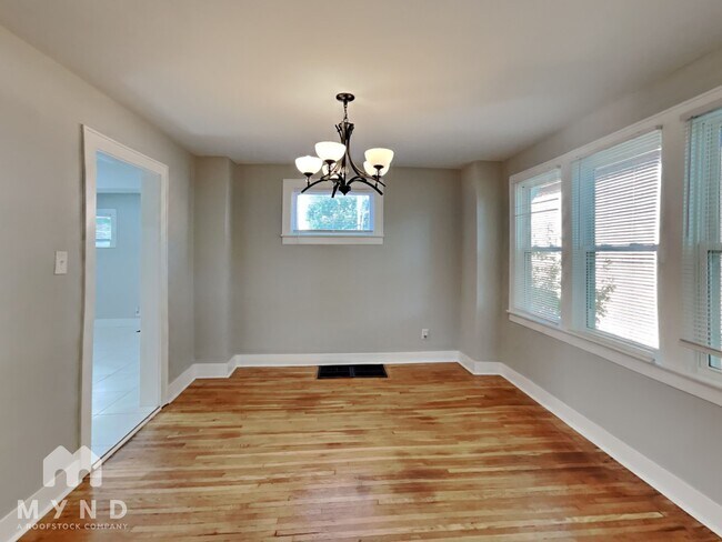 Building Photo - 727 Reinhard Ave