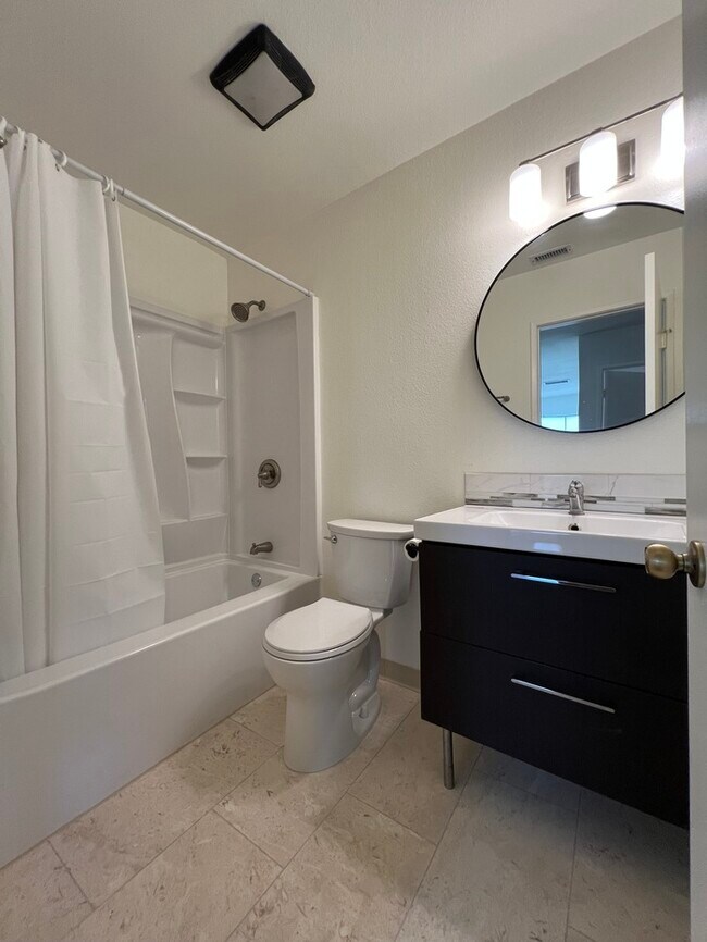 Building Photo - Townhome in the heart of Norwalk!