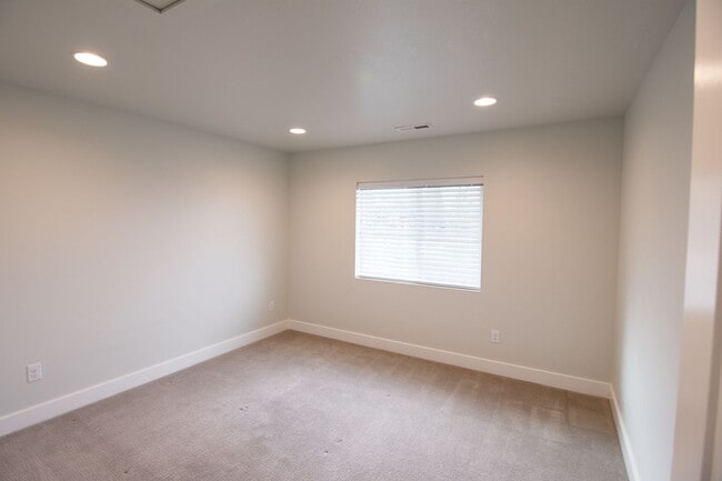 Building Photo - Gorgeous 2-Story Home In a Gated Community!