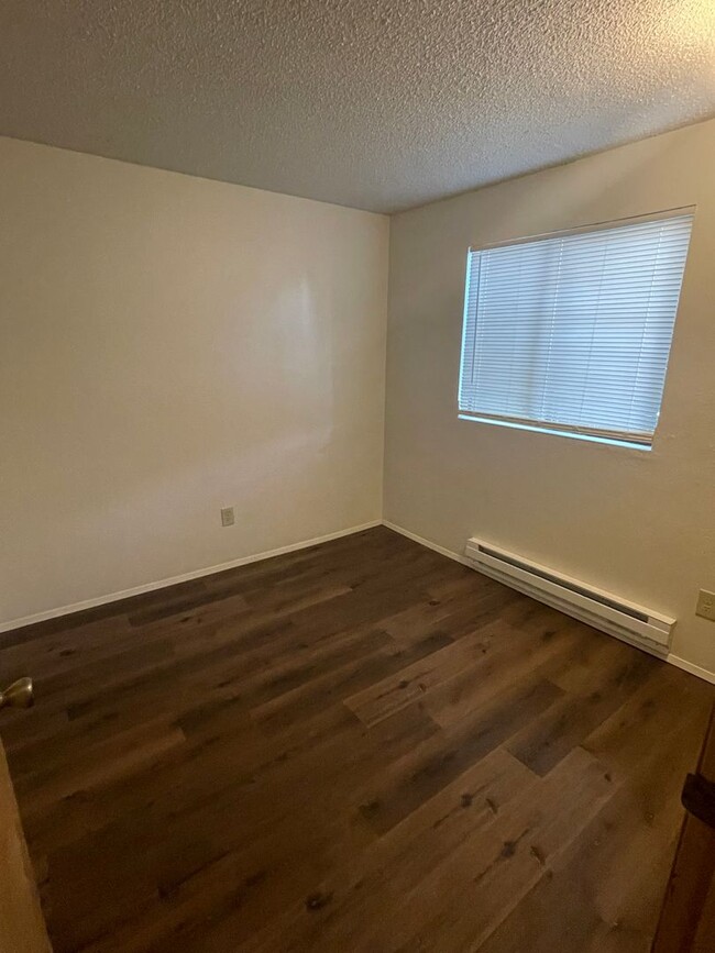 Building Photo - Great 3 Bedroom 1.75 Bathroom Condo! Washe...