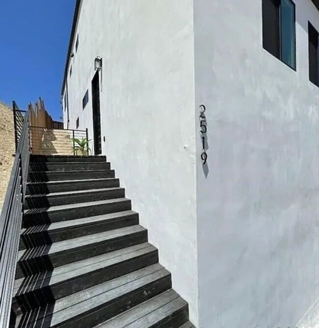 Building Photo - Private, Peaceful Studio Retreat in Prime Los Angeles Location