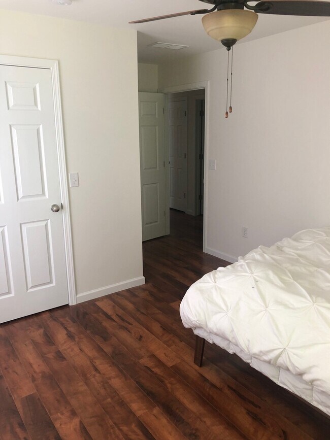 Building Photo - 2 bedroom, 1 bath House: Available August 2025!