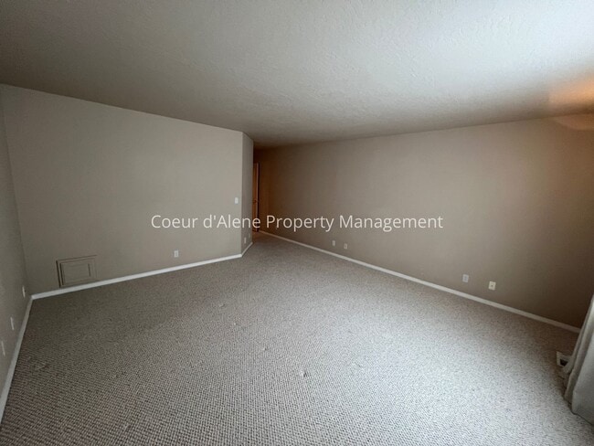 Building Photo - 2 bed, 2 bath townhouse near Avondale Golf...