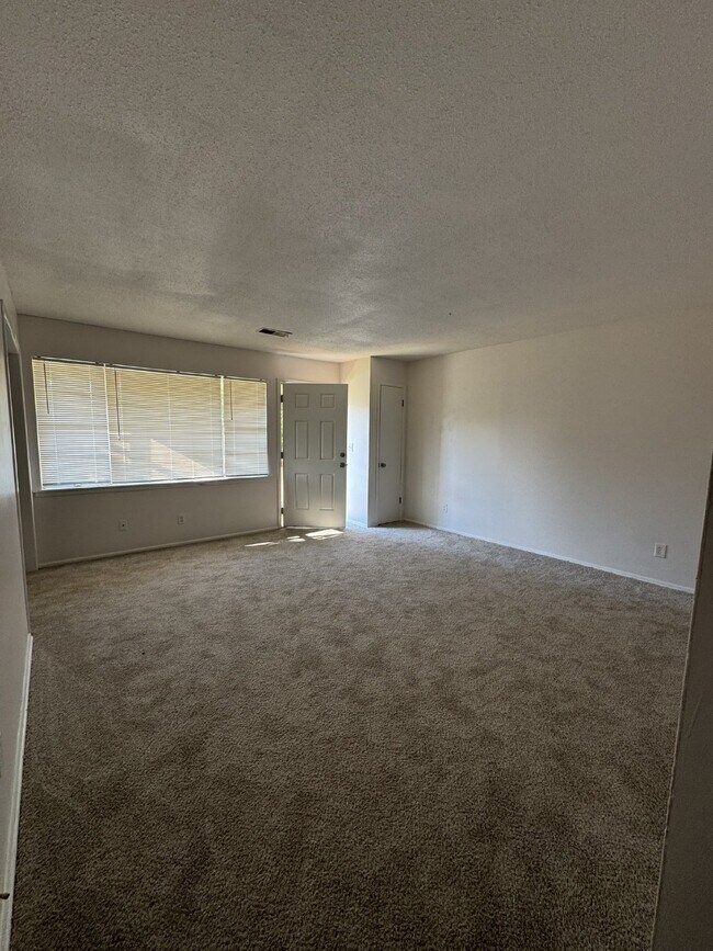 Building Photo - 2 Bedroom, 1 Bathroom, Upstairs unit with ...