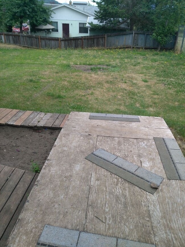 Building Photo - 3-Bedroom, 2-Bathroom with 2 car Carport in Sutherlin