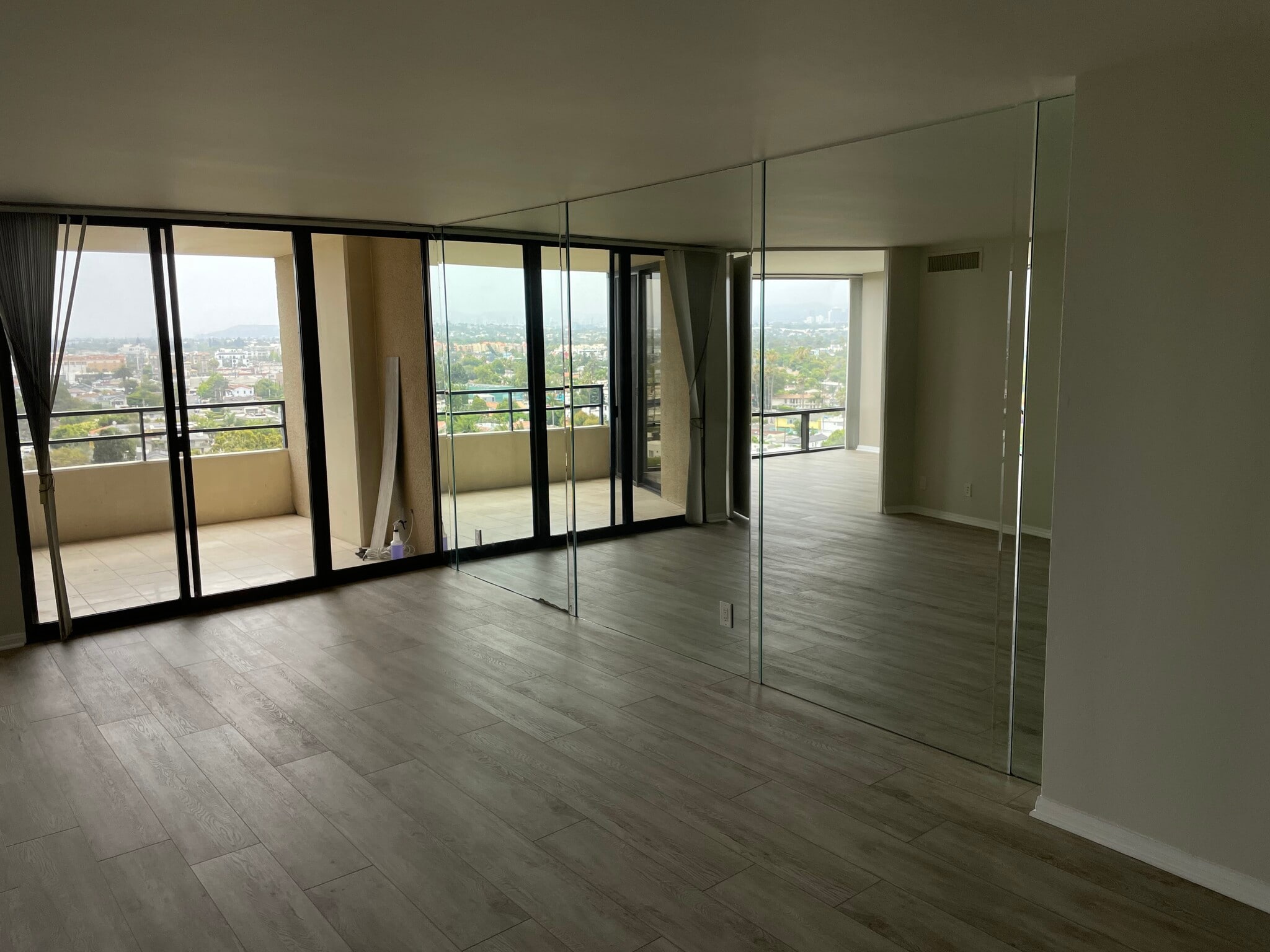 City view all the way to the “HOLLYWOOD”sign - 4337 Marina City Dr