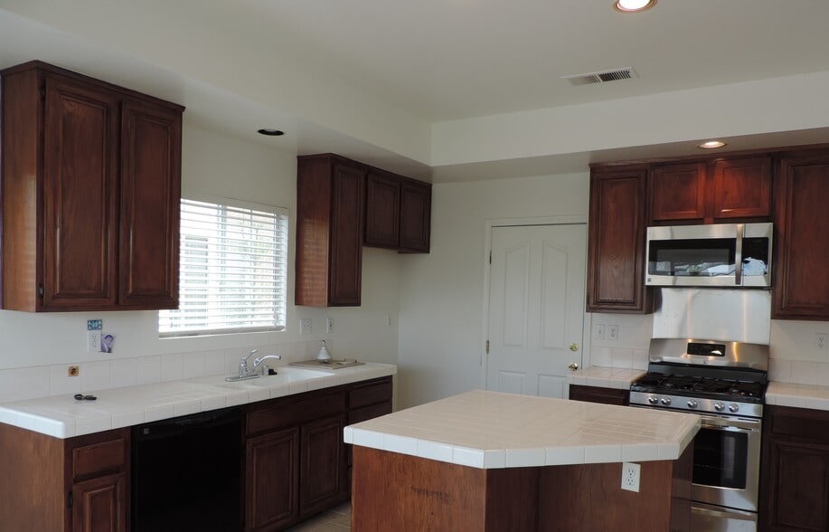 Building Photo - 1200 W 220th St