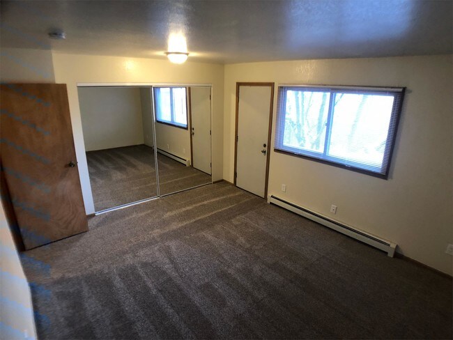 Building Photo - 724 E 76th Ave