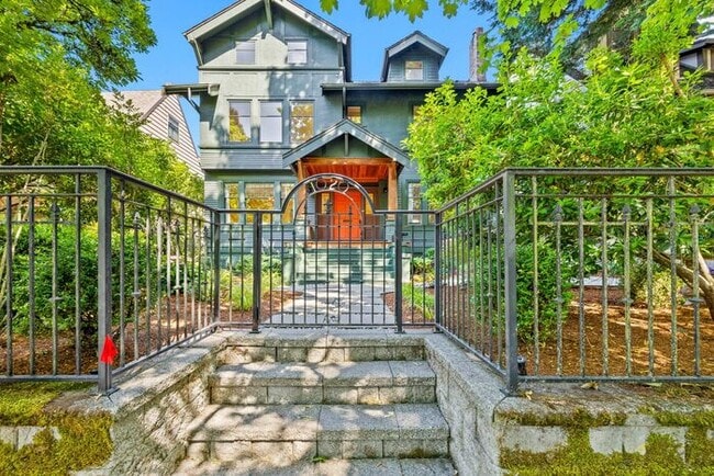 Building Photo - Stunning 1909 Craftsman w/ AC in Coveted C...