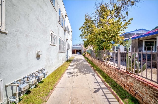 Building Photo - 1308 S Van Ness Ave