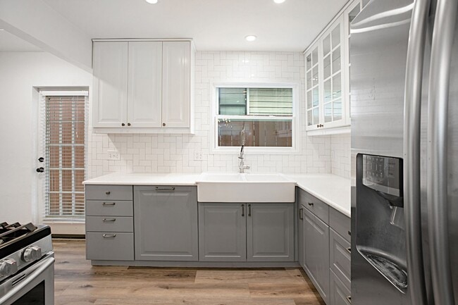 Building Photo - Upgraded 2br Coronado House, Bonus Room, Yard & Garage!