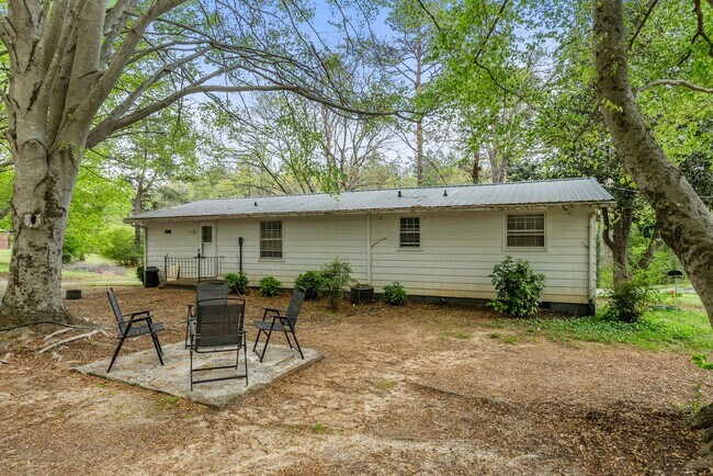 Building Photo - Updated 3-Bedroom Home on Quiet Street in Charlotte Court House!