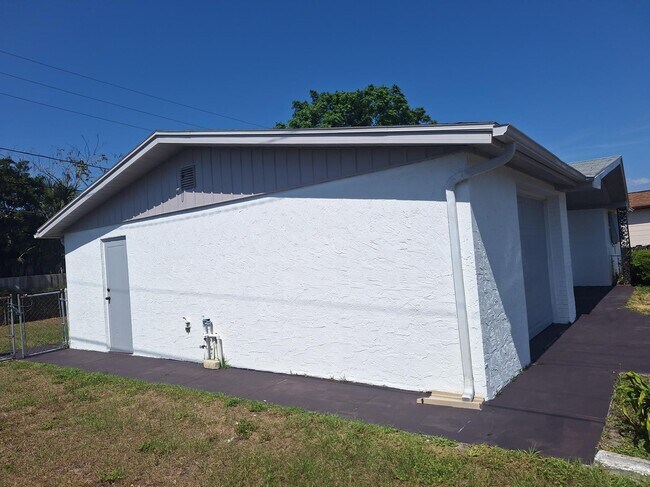 Building Photo - 5117 Beacon Hill Dr