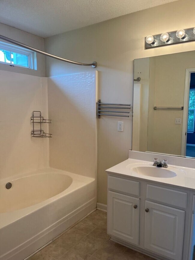 Building Photo - 2 Bed, 2.5 Bath Townhome Available in Greer