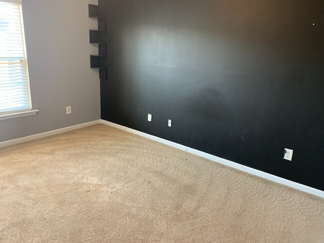 Building Photo - Room in Townhome on Big Bass Dr