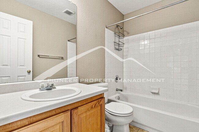 Building Photo - Spacious Home with gorgeous kitchen and central AC!