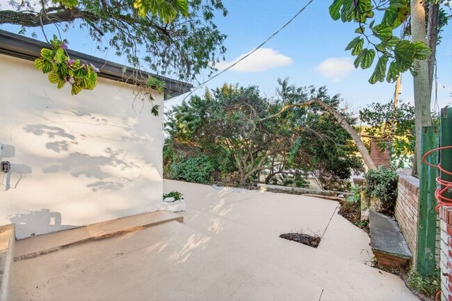 Building Photo - 2 BEDROOMS 1 BATHROOM!