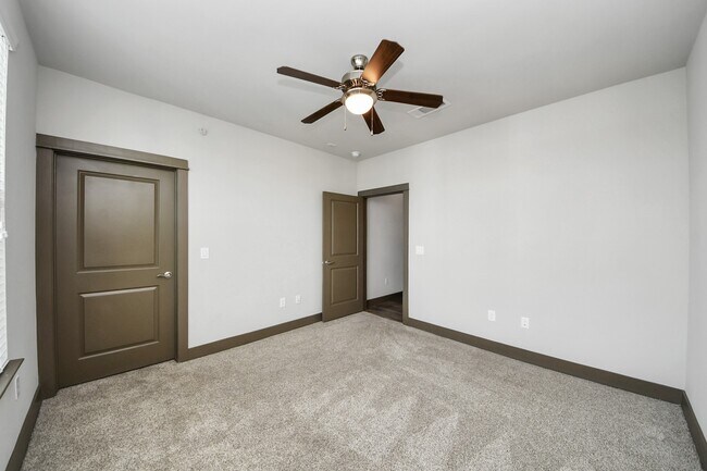 Building Photo - 5454 Washington St